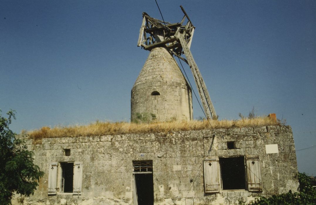 Moulins-caviers : Vue générale du grand moulin depuis l’Ouest