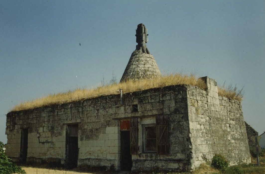 Moulins-caviers : Vue générale du petit moulin à l’Est