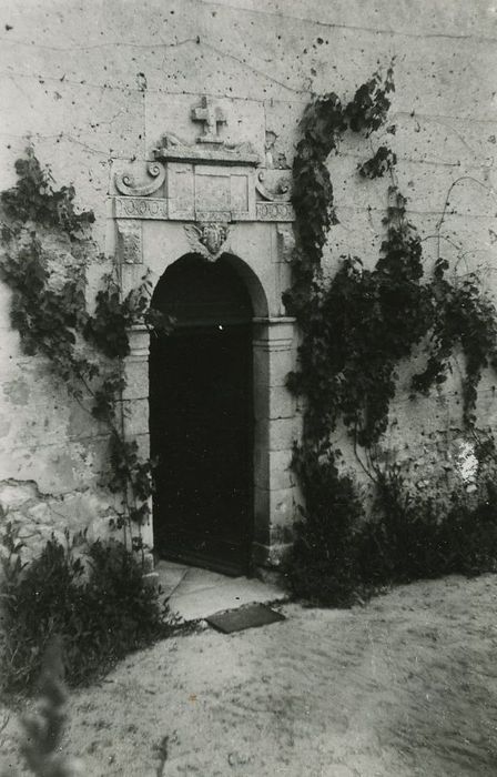 Château de Champchevrier : Porte d’accès à la chapelle, vue gnérale