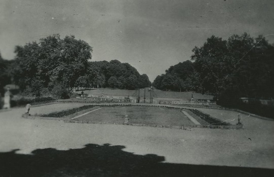 Château de Champchevrier : Parterre situé à l’Est, vue générale