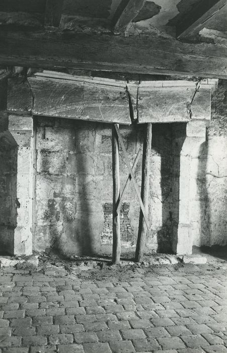 Manoir du Puy : 1er étage, cheminée monumentale, vue générale