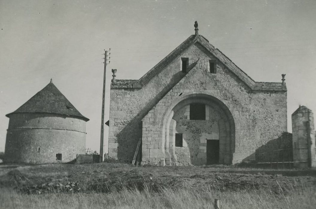 Prieuré de Lavaré : Grange et fuye, ensemble ouest, vue gnérale