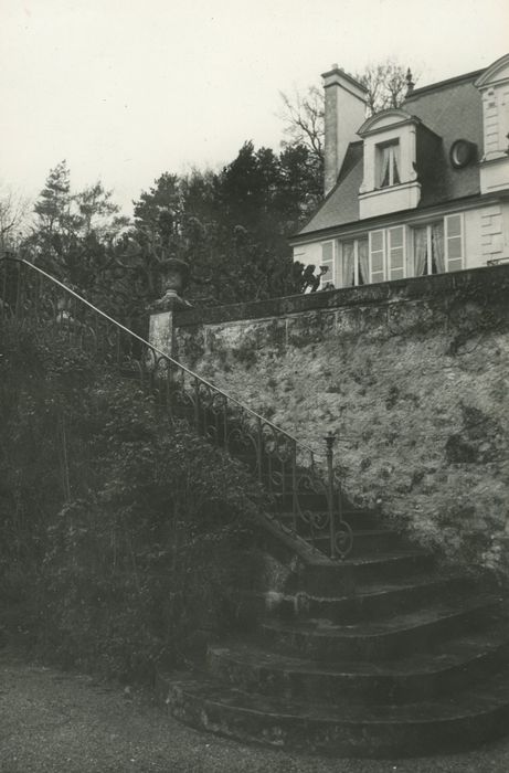 Manoir du Thouadé : Jardin sud, escalier menant à la terrasse, vue partielle