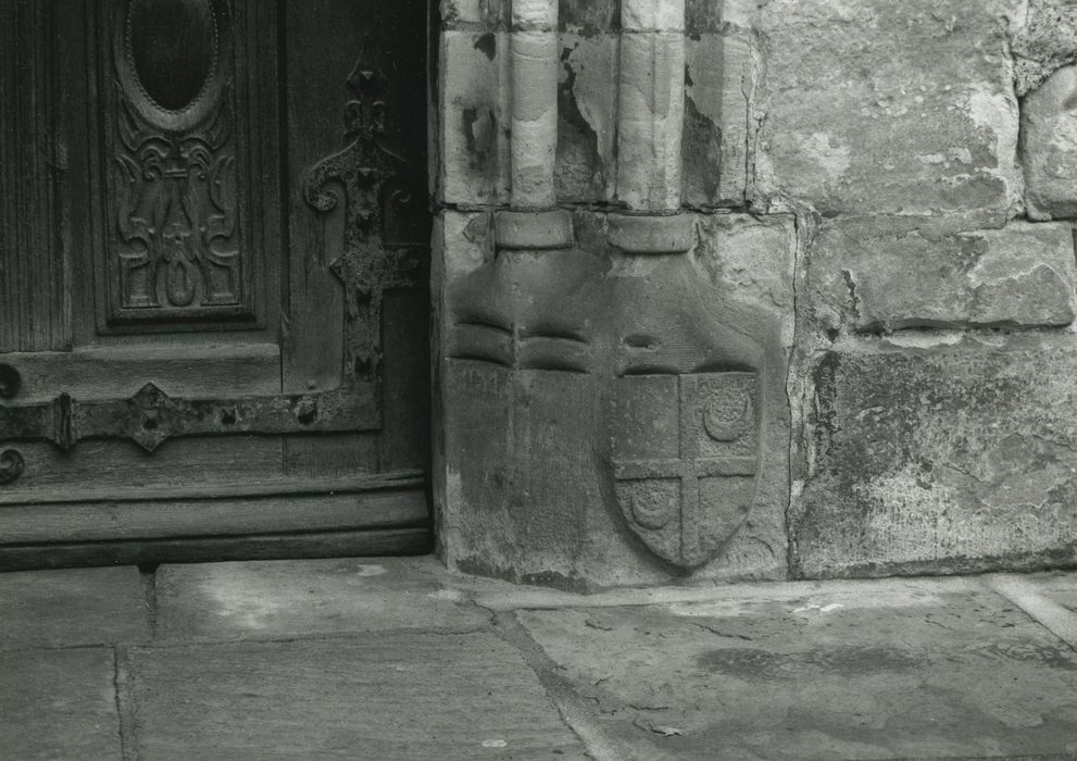 Hôtel Thiadot dit Maison du bailli : Façade sud, porte d’accès, détail de la base du piedroit de droite