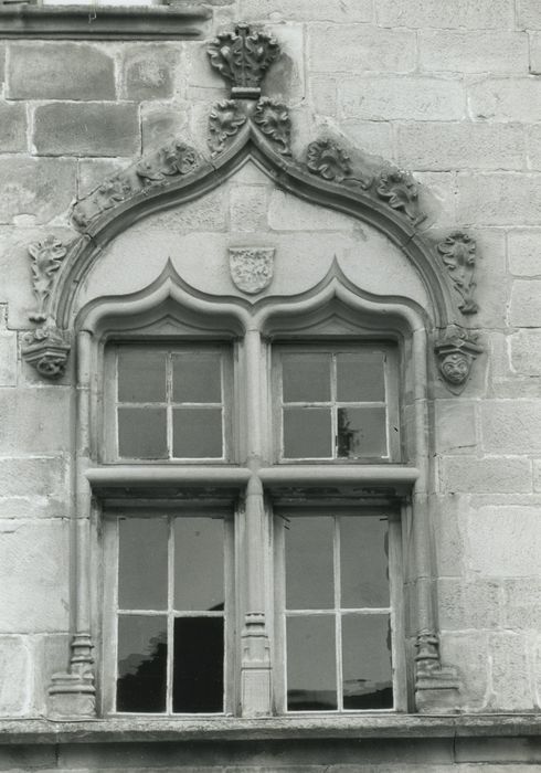Hôtel Thiadot dit Maison du bailli : Façade sud, détail d’une baie située à droite au 1er étage