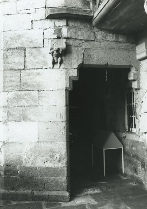 Hôtel Thiadot dit Maison du bailli : Cour, détail de l’entrée à la tour d’escalier