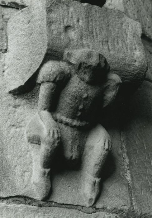 Hôtel Thiadot dit Maison du bailli : Cour, détail d’un corbeau de pierre situé à l’entrée à la tour d’escalier