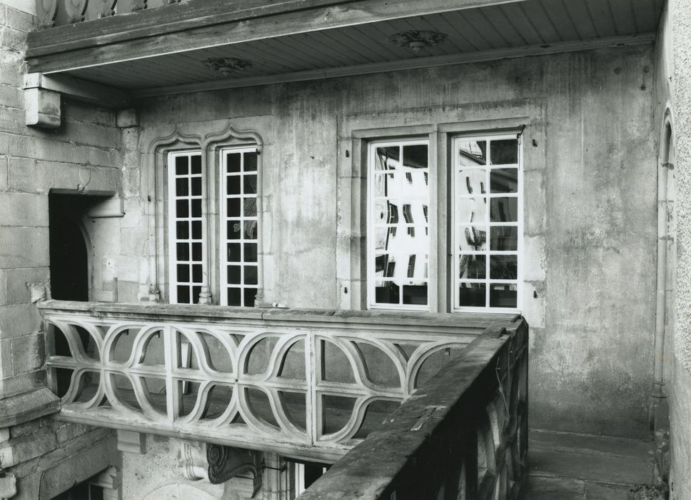 Hôtel Thiadot dit Maison du bailli : Façade sur cour, 1er étage, vue partielle de la galerie