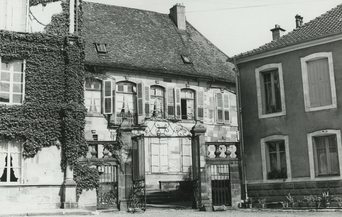 Maison ou Hôtel Bretons-d'Amblans : Façade sud, vue partielle