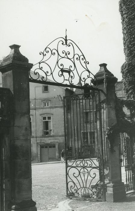 Maison ou Hôtel Bretons-d'Amblans : Grille d’accès sud, vue générale