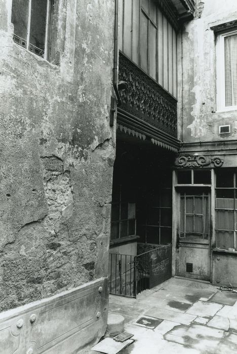 Maison : Cour, galerie est, vue partielle