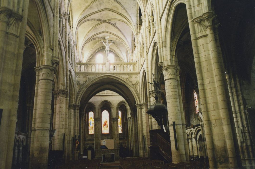 Eglise Saint-Martin (ancienne collégiale) : Nef, vue partielle