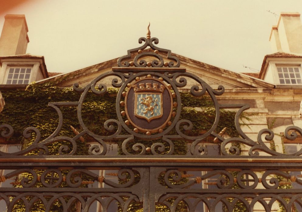 Ecole royale d'artillerie (ancienne) : Portail d’accès sud à la cour, détail