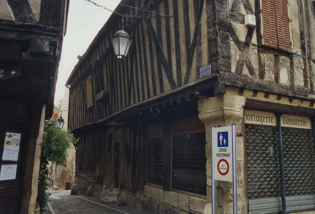 Maison : Façade latérale sur rue, vue générale