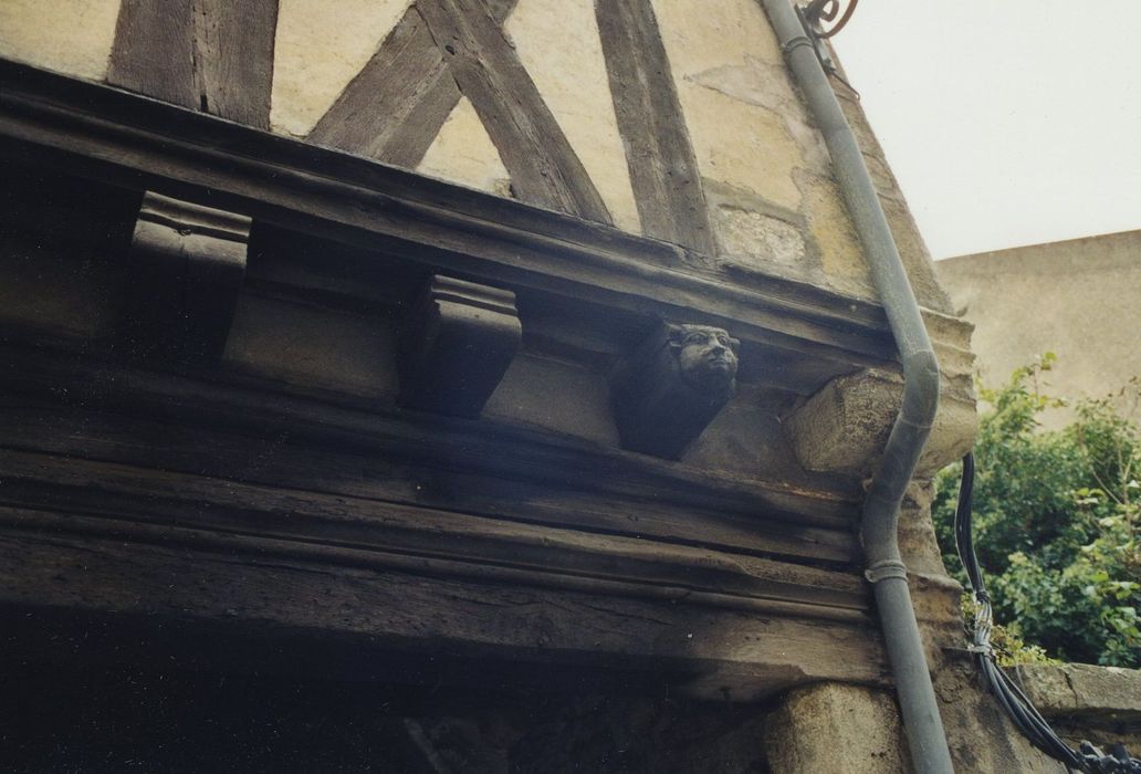 Maison à pans de bois : Façade sur rue, détail des consoles