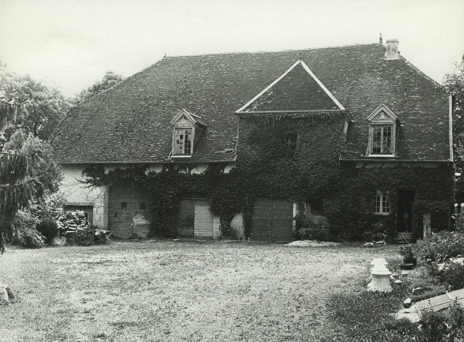 Château d’Arc : Communs, façade est, vue générale