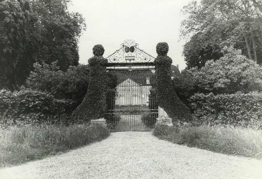 Château de Roche : Grilles d’accès ouest, vue générale