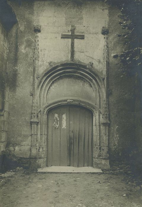 Eglise Saint-Gervais-Saint-Protais : Porte latérale, vue générale