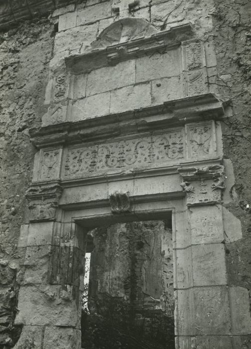 Ruines du château : Détail d’une porte intérieure, mur ouest