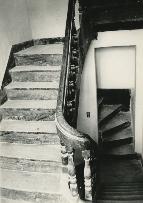 Manoir de Chérizy : Escalier, vue partielle