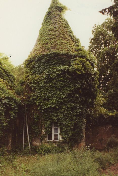 Manoir de la Mazeraie : Tour d’angle est, vue générale