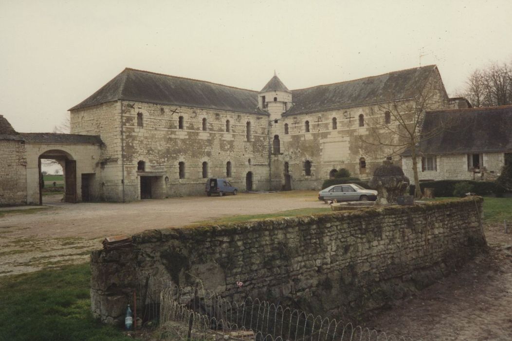 Château du Rivau : Communs, bâtiments sud-ouest, ensemble nord-est, vue générale