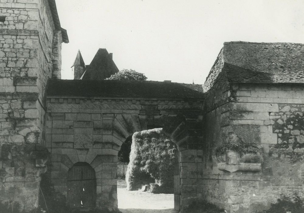 Château du Rivau : Porche d’accès à la cour intérieure, façade sud, vue générale