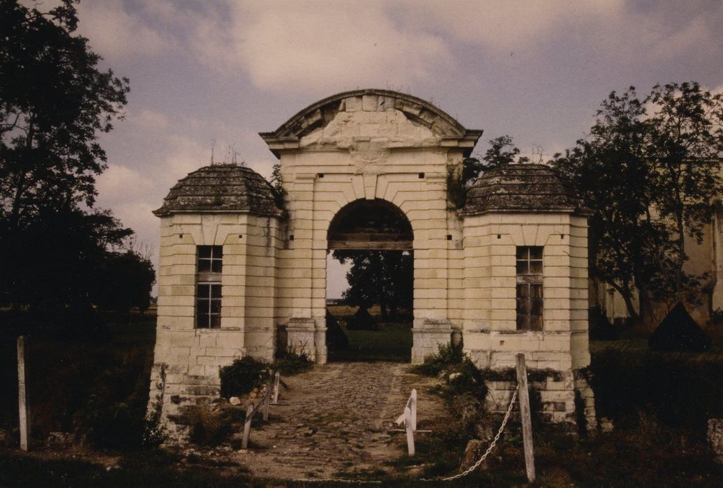 Château de Chavigny : Portail d’accès à la plate-forme du château, façade est, vue générale