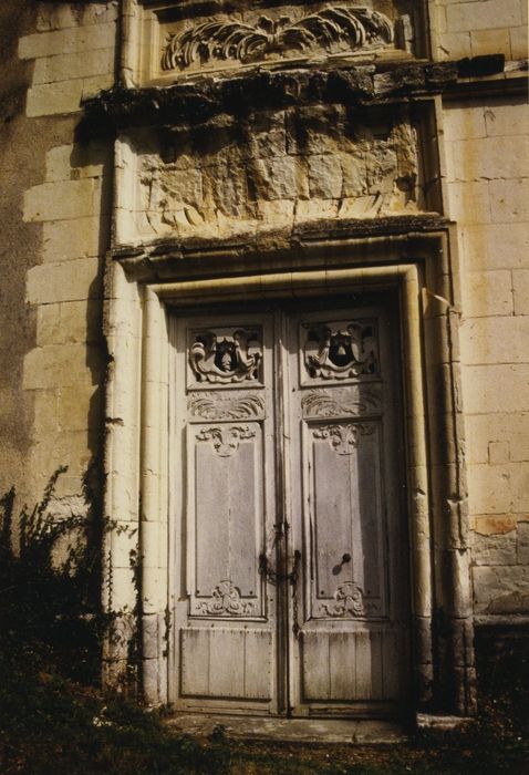 Château de Chavigny : Pavillon abritant la chapelle, porte d’accès, vue générale