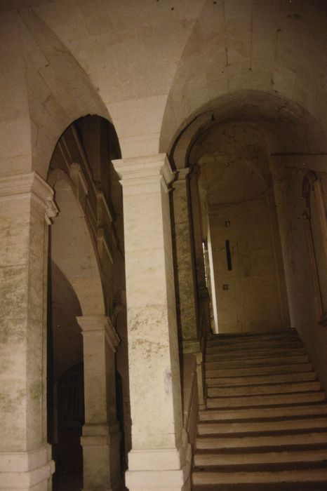 Château de Chavigny : Pavillon, escalier monumental, vue partielle