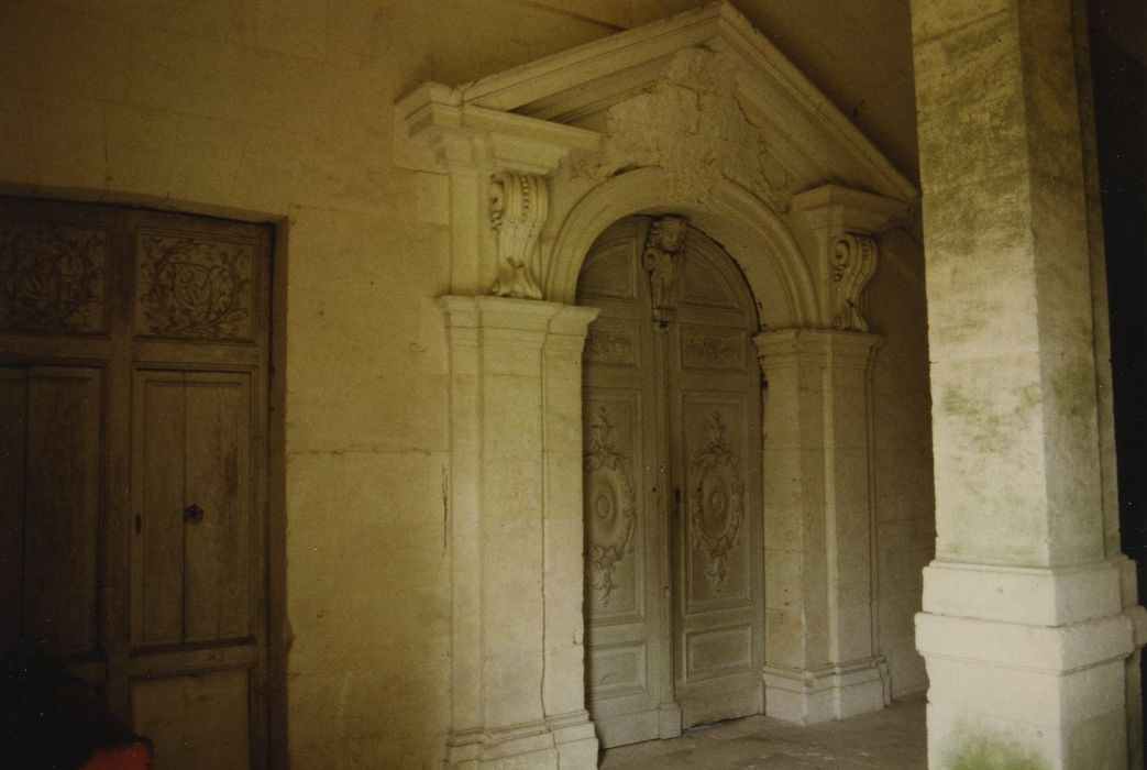 Château de Chavigny : Chapelle, porte d’accès, vue générale