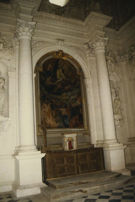 Château de Chavigny : Chapelle, maître-autel, vue générale