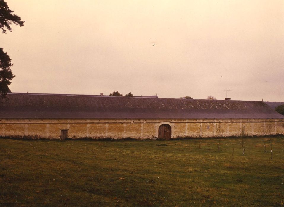 Château de Chavigny : Ferme, façade ouest de l’aile ouest, vue gnérale