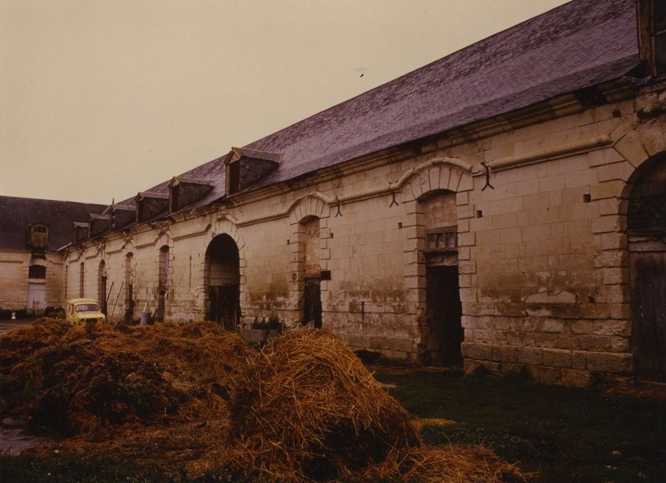 Château de Chavigny : Ferme, cour intérieure, aile ouest, façade est, vue partielle