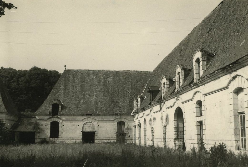 Château de Chavigny : Ferme, cour intérieure, ailes sud et ouest, façades nord et est, vue partielle