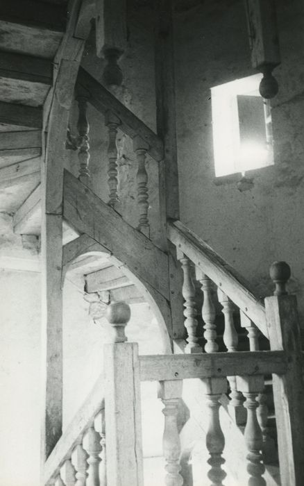 Manoir de Beauvais : Escalier, vue partielle