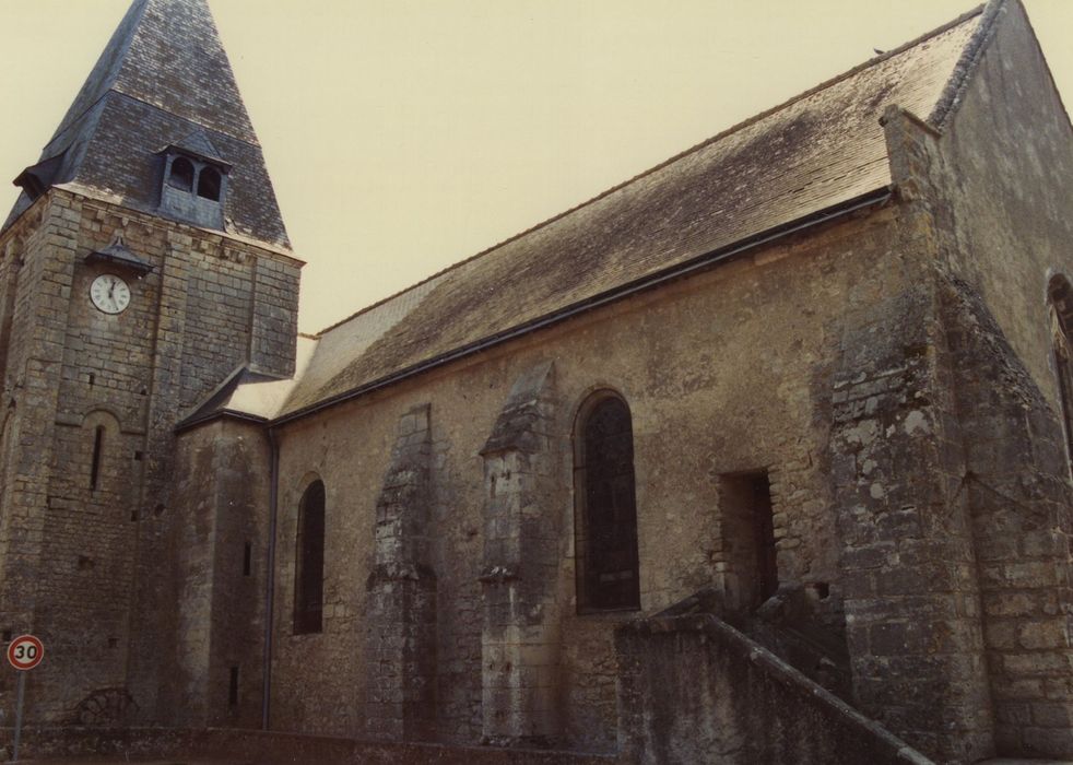 Eglise Saint-Saturnin : Façade latérale nord, vue partielle