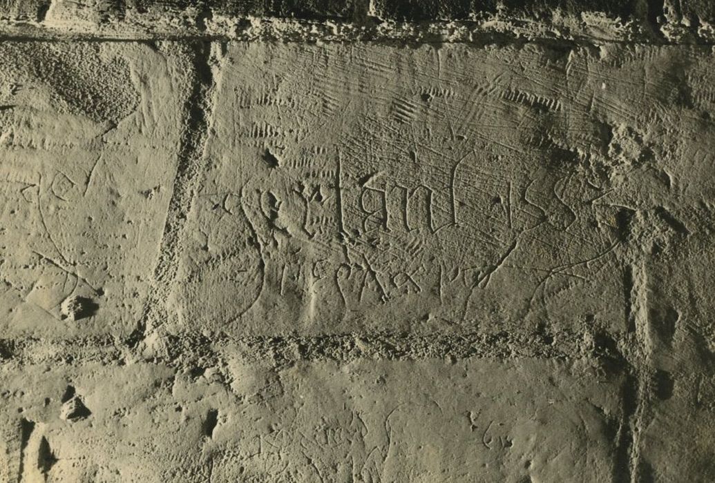 Manoir d'Avisé : Détail d’un grafiti portant la date de 1553