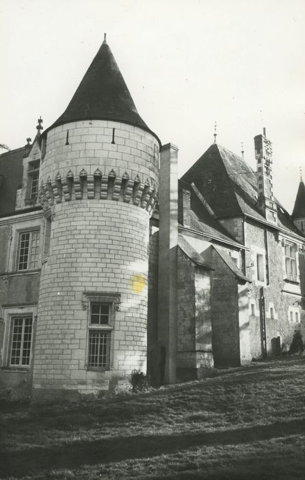 Château de la Bussière : Tour nord-ouest, vue générale