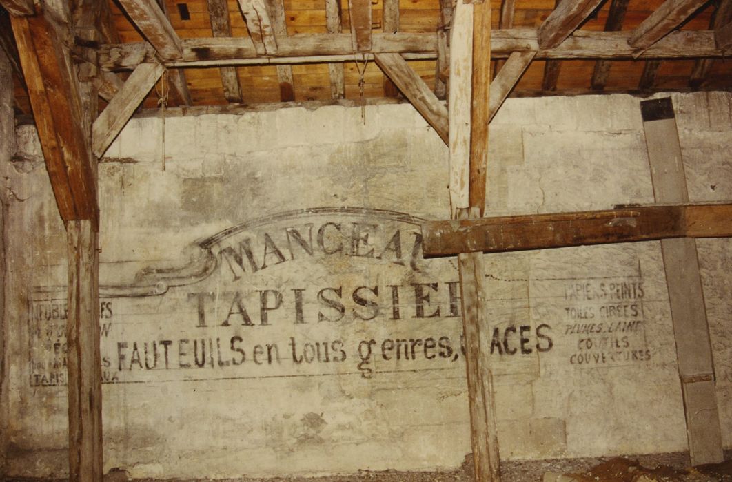 Maison dite de la Chancellerie : Aile classique, combres, mur sud, détail d’une inscription