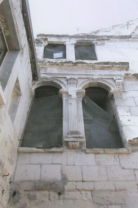 Maison : Cour intérieure, façade, détail d’une baie