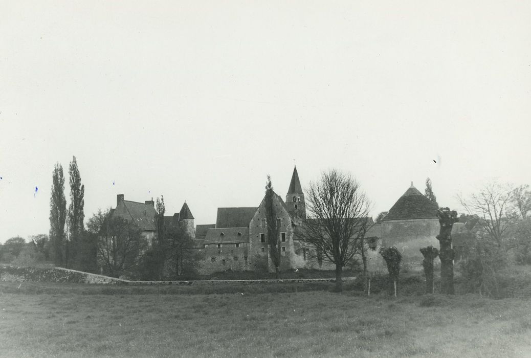 Ancienne ferme abbatiale : Vue générale des bâtiments dans leur environnement depuis le Nord