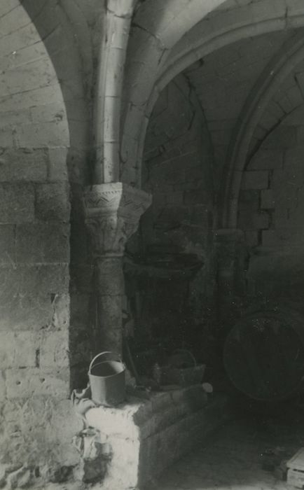 Ancienne abbaye de Bois-Aubry : Salle capitulaire, vue partielle