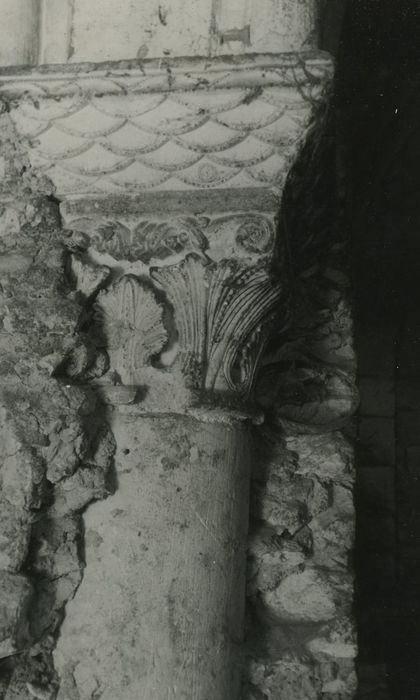 Ancienne abbaye de Bois-Aubry : Salle capitulaire, détail d’un chapiteau