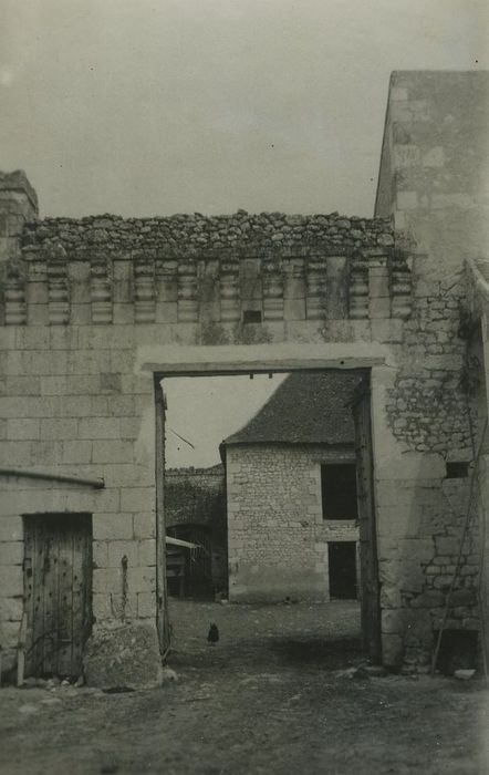 Manoir de la Chetalière : Porche d’accès ouest, vue générale