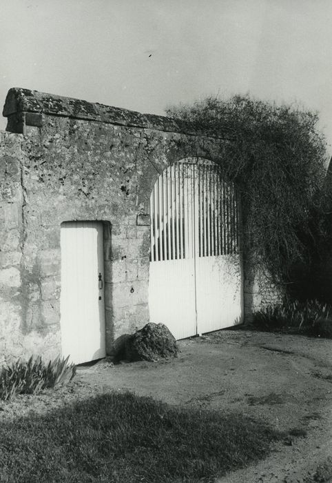 Manoir de la Miltière : Portail d’accès ouest, vue générale