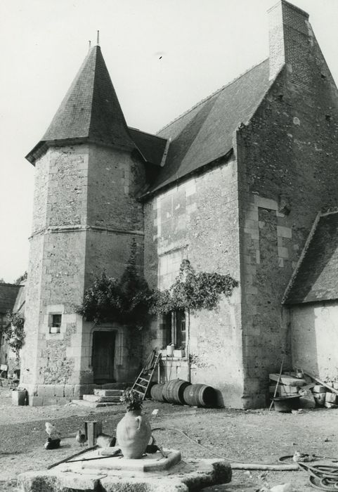 Manoir de l'Ortière : Façade sud-ouest, vue partielle