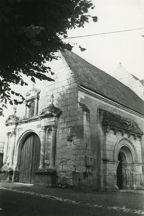 Eglise Saint-Perpet : Portails sud et ouest, vue générale