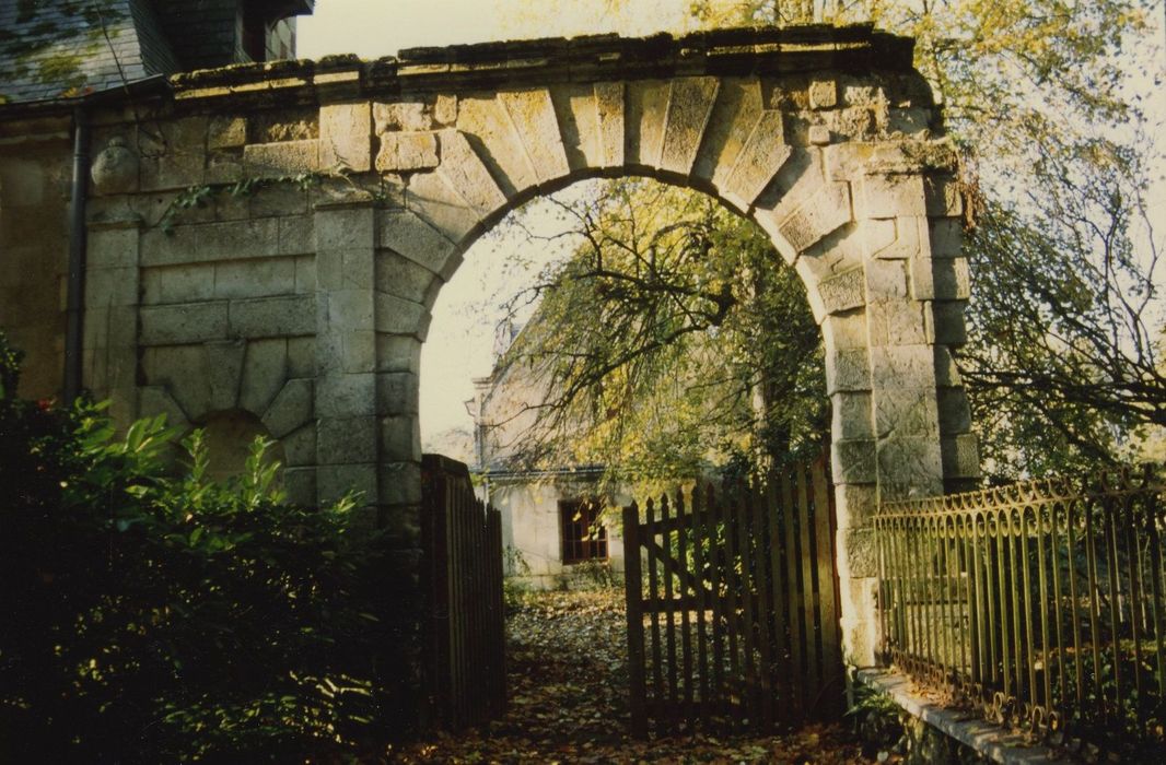 Domaine de la Donneterie et Ferme industrielle de Platé (également sur commune de Neuvy-le-Roi) : Portail d’accès ouest, vue générale