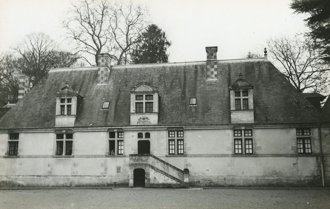 Domaine de la Donneterie et Ferme industrielle de Platé (également sur commune de Neuvy-le-Roi) : Logis, façade nord-ouest, vue générale